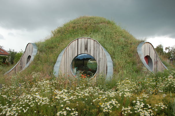 A modern day Hobbit house_Experimental construction of straw dome in SENEC Slovakia